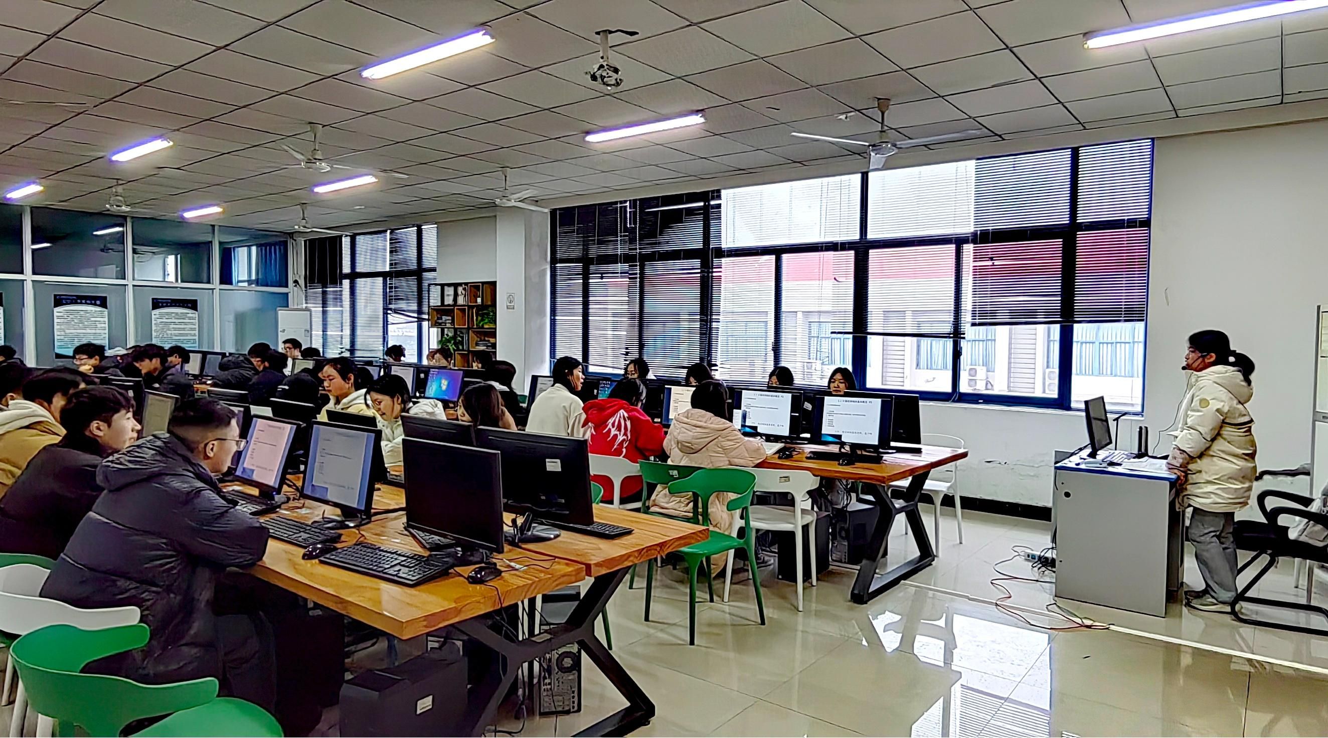 新學(xué)期領(lǐng)導(dǎo)干部深入一線，全面檢視信息技術(shù)開發(fā)教學(xué)工作新風(fēng)貌——電子信息工程學(xué)院紀實